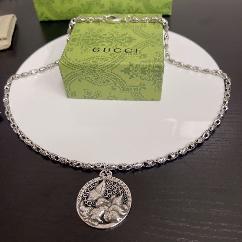 G*u*i necklaces